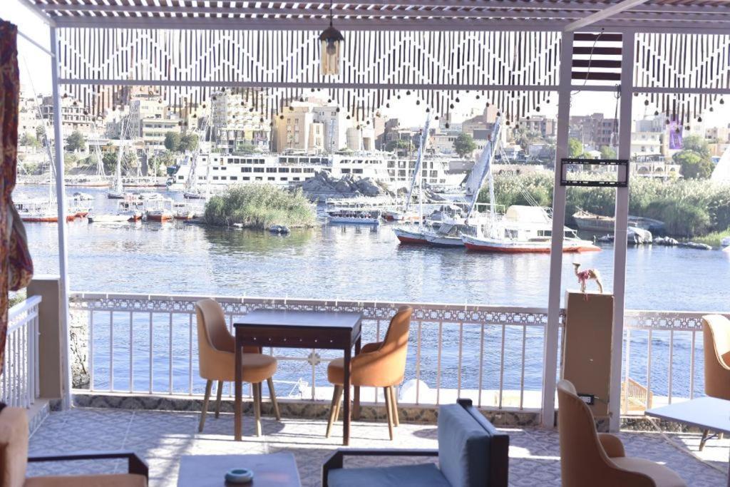 Kana Kato Aswan Buitenkant foto