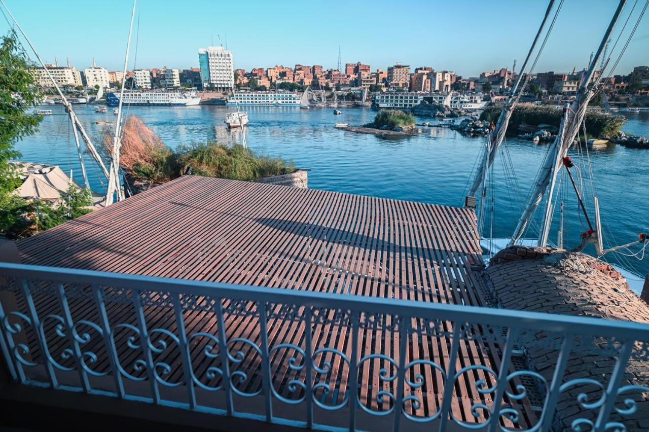 Kana Kato Aswan Buitenkant foto